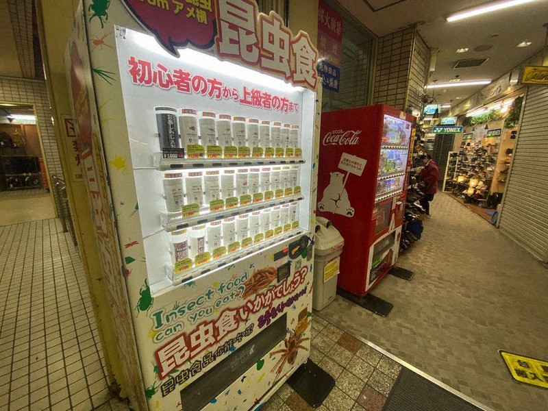 昆虫食を販売する自動販売機=東京都台東区で、山口朋辰撮影