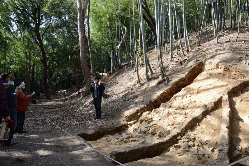 方墳としては県内最大で、正確な大きさが判明した井辺1号墳(右)=和歌山市井辺で、山口智撮影
