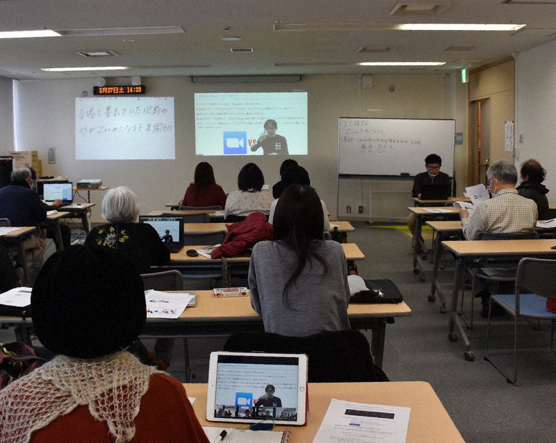 Zoom(ズーム)の使い方の説明を受ける参加者ら=和歌山市手平2の県聴覚障害者情報センターで、橋本陵汰撮影