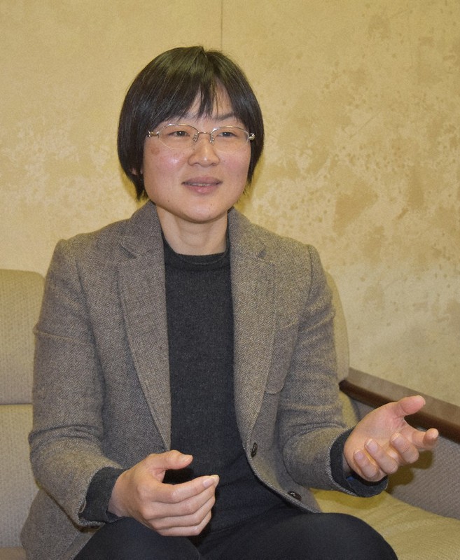 子育てと議員活動の両立に向けた課題を話す緒方夕佳熊本市議=熊本市中央区で2021年2月25日午前11時48分、城島勇人撮影