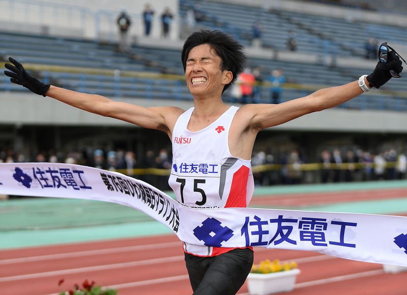 鈴木健吾が日本新記録で優勝 初の2時間4分台 びわ湖毎日マラソン [写真