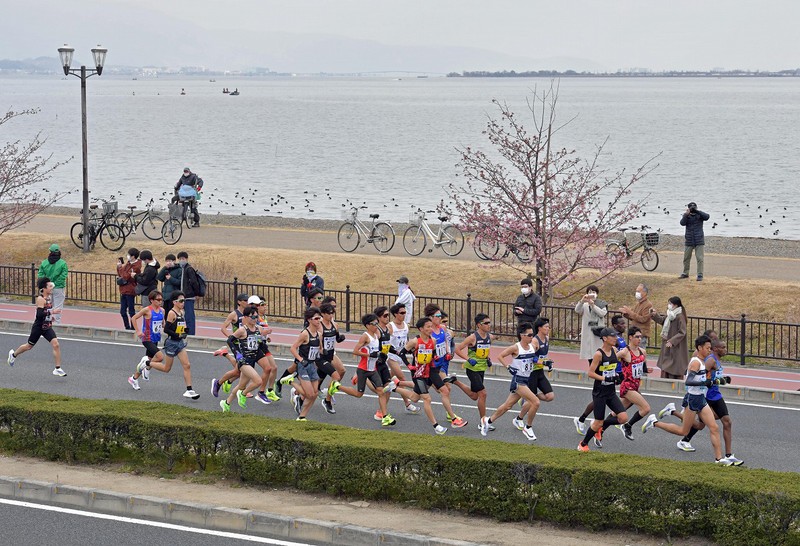 鈴木健吾が日本新記録で優勝 初の2時間4分台 びわ湖毎日マラソン [写真