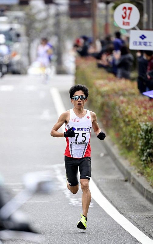鈴木健吾が日本新記録で優勝 初の2時間4分台 びわ湖毎日マラソン [写真