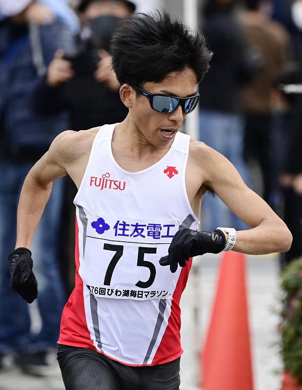 鈴木健吾選手着用モデル OAKLEY SPLIT SHOT 鈴木健吾が日本新記録で優勝 初の2時間4分台 びわ湖毎日マラソン [写真