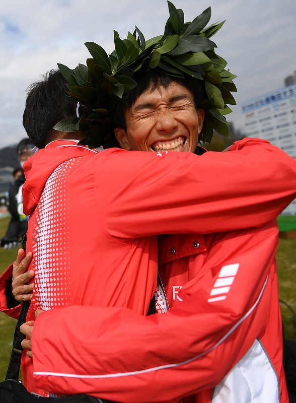 鈴木健吾が日本新記録で優勝 初の2時間4分台 びわ湖毎日マラソン [写真