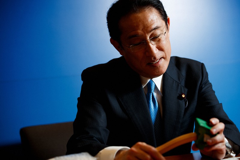 COP21議長を務めたファビウス仏元外相から贈られたという、パリ協定が採択された時に使われた木づちを手に思い出を語る岸田文雄元外相=東京都千代田区で2021年2月4日、吉田航太撮影
