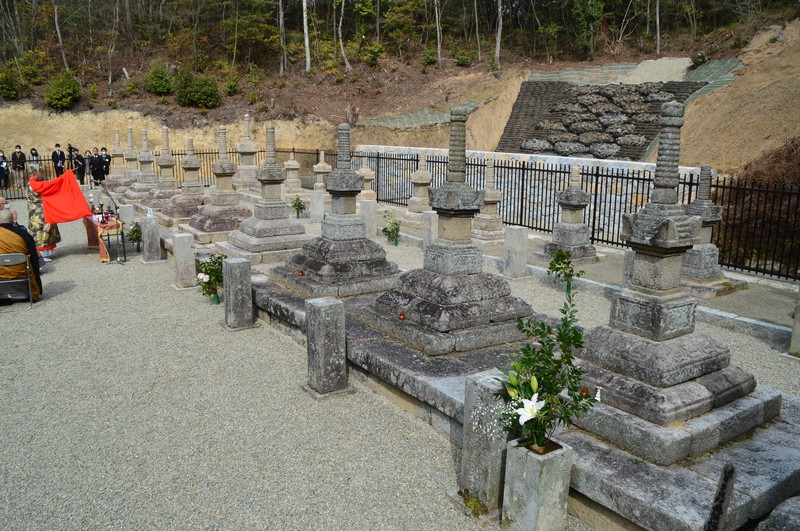 西日本豪雨被害から復旧した小早川家墓所=広島県三原市沼田東町納所の米山寺で2021年2月28日午後2時8分、渕脇直樹撮影