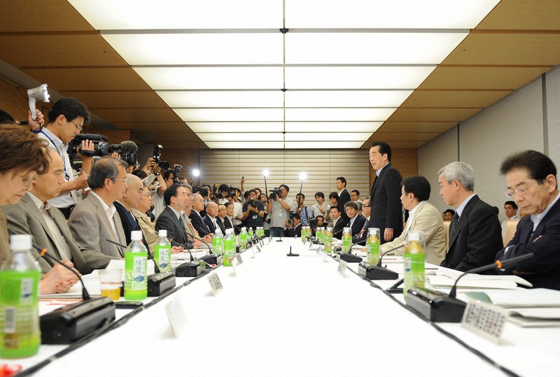 東日本大震災復興構想会議であいさつする菅直人首相(右から4人目)=首相官邸で2011年6月25日午後2時24分、久保玲撮影