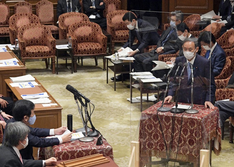 衆院予算委員会で立憲民主党の枝野幸男代表(左手前から2人目)の質問に答える菅義偉首相(右)=国会内で1日午前1時16分、竹内幹撮影