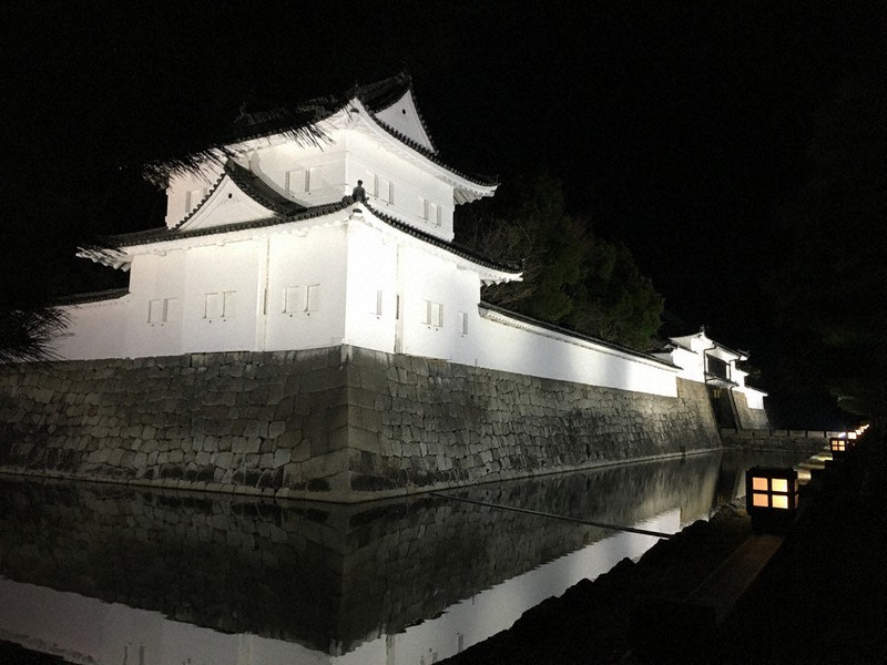 二条城の東南隅櫓と東大手門が夜は静かなたたずまいを見せる=京都市中京区で、矢倉健次撮影