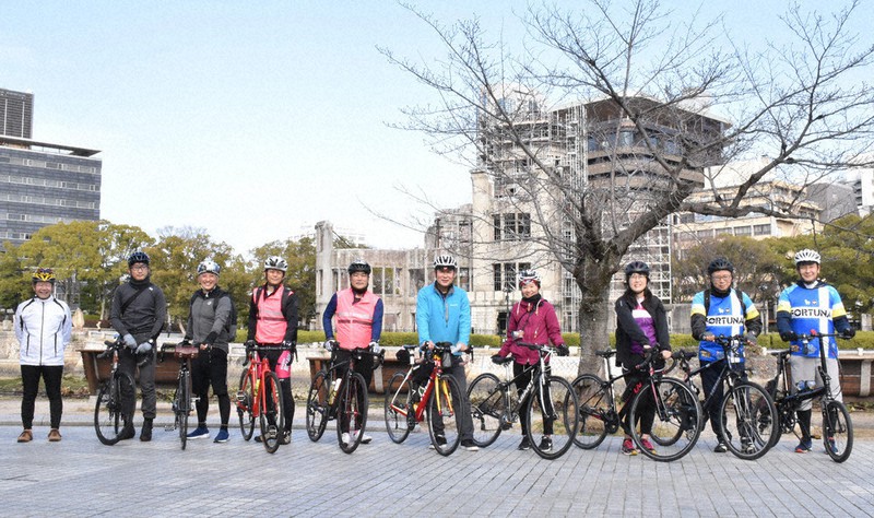 二つの世界遺産を結ぶサイクリングコースを走り抜け、平和記念公園に戻った参加者たち=広島市中区で、手呂内朱梨撮影