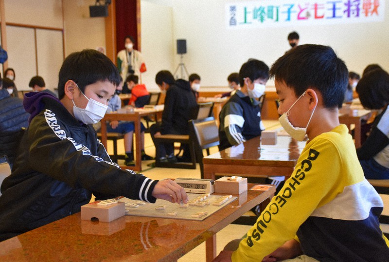 真剣な顔つきで駒を動かす子供たち