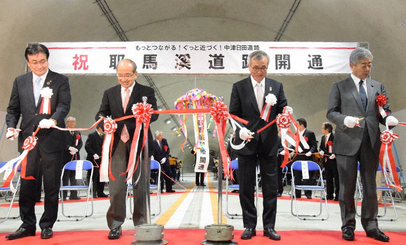 テープカットとくす玉割りで祝った耶馬渓道路の開通式