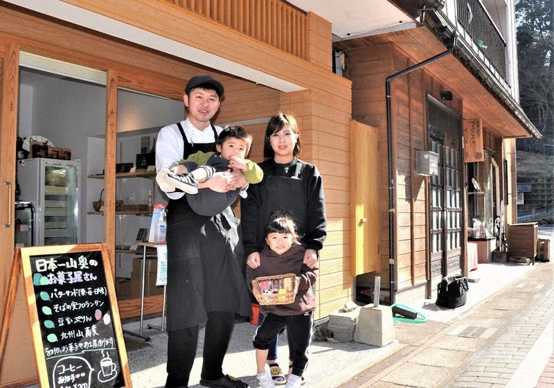 九州山地ふもとの椎葉村に店を構えて宮崎を代表する菓子作りに励む椎葉さん夫妻