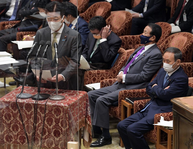 衆院予算委員会で山田真貴子内閣広報官の辞任について発言する加藤勝信官房長官(左)。右は菅義偉首相=国会内で2021年3月1日午前9時31分、竹内幹撮影