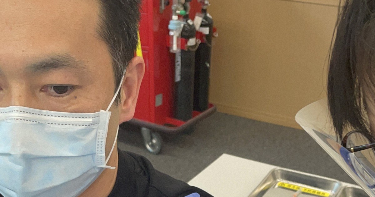 ファイザー製ワクチンの接種を受ける国立病院機構東京医療センター聴覚障害研究室の和佐野浩一郎室長（左）＝本人提供