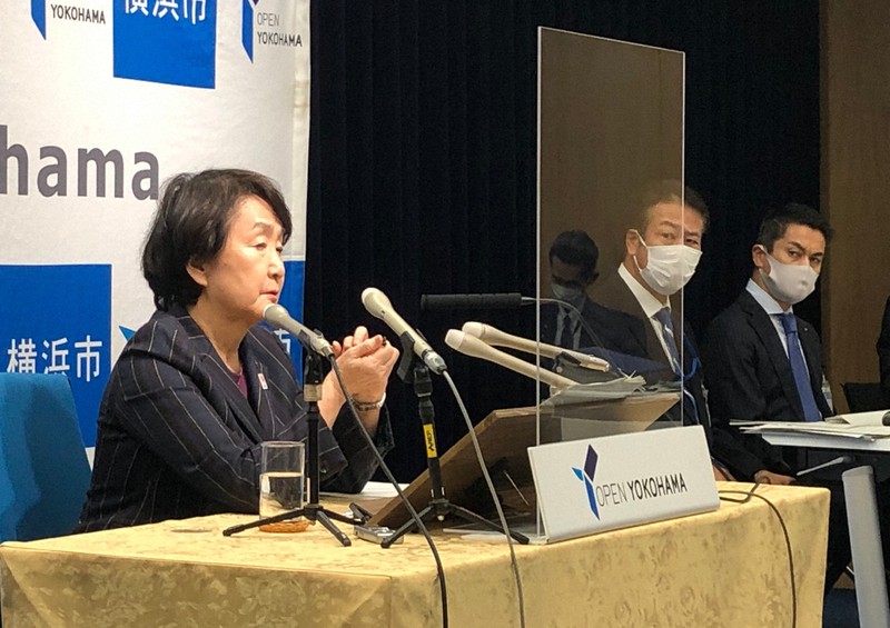 自身の経験について記者会見で語った林文子・横浜市長(左)=同市中区の市役所で2021年2月16日午後2時51分、樋口淳也撮影
