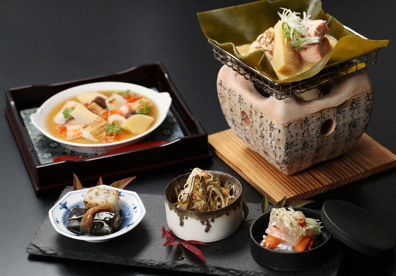 (手前右から時計回りに)キス昆布締め、松前昆布風、シシャモの昆布巻きと昆布餅、海鮮茶わん蒸し、サケの昆布焼き=大阪市阿倍野区で2021年2月9日、菱田諭士撮影■大引伸昭先生(左)の昆布料理にニンマリする巽好幸先生■図<2>■図<1> 現在■図<1> 約6000万年前