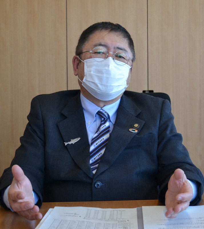 インタビューに答える山本正徳宮古市長=岩手県宮古市役所で、中尾卓英撮影