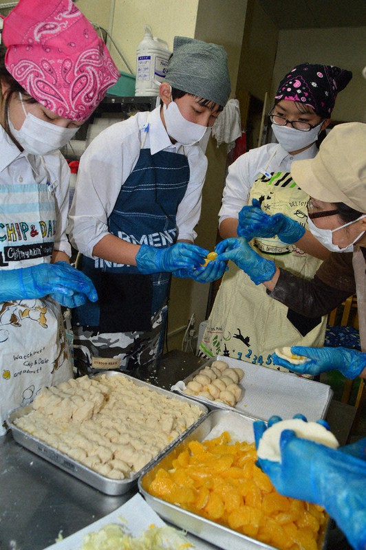 はっさく大福作りを体験する重井中生徒=広島県尾道市因島大浜町のはっさく屋で、渕脇直樹撮影