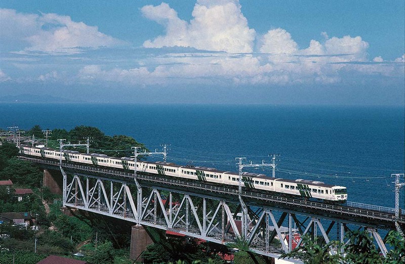 まもなく姿消す旧国鉄車両「185系」 写真家が感じる魅力 | 毎日新聞