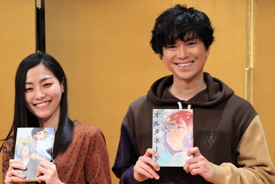 受賞作を手に笑顔を見せる吉川英治文学新人賞の武田綾乃さん（左）と加藤シゲアキさん＝東京都内のホテルで2021年3月2日午後6時1分、梅村直承撮影
