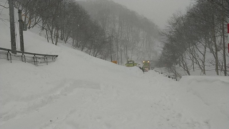 雪崩で起きた国道5号の稲穂峠=共和町国富で、北海道開発局小樽開発建設部提供