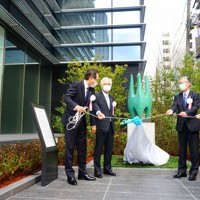 慰霊碑を除幕するひろぎんHDの部谷俊雄社長（左から3人目）ら＝広島市中区で2021年3月2日午前10時59分、中島昭浩撮影