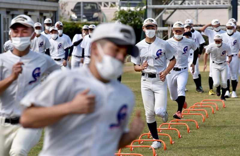 マスクを着け、トレーニングする具志川商の選手たち=沖縄県うるま市で、田鍋公也撮影