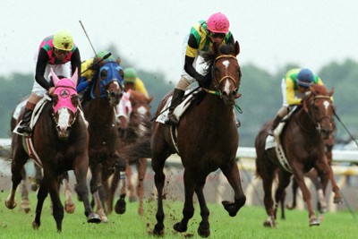 第68回日本ダービーを制したジャングルポケット（中央）＝東京競馬場で2001年5月27日、西本勝撮影