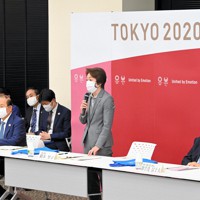東京2020組織委員会の理事会であいさつする橋本聖子会長（中央）。右は御手洗冨士夫名誉会長、左は武藤敏郎事務総長＝東京都中央区で2021年3月2日午後3時59分（代表撮影）