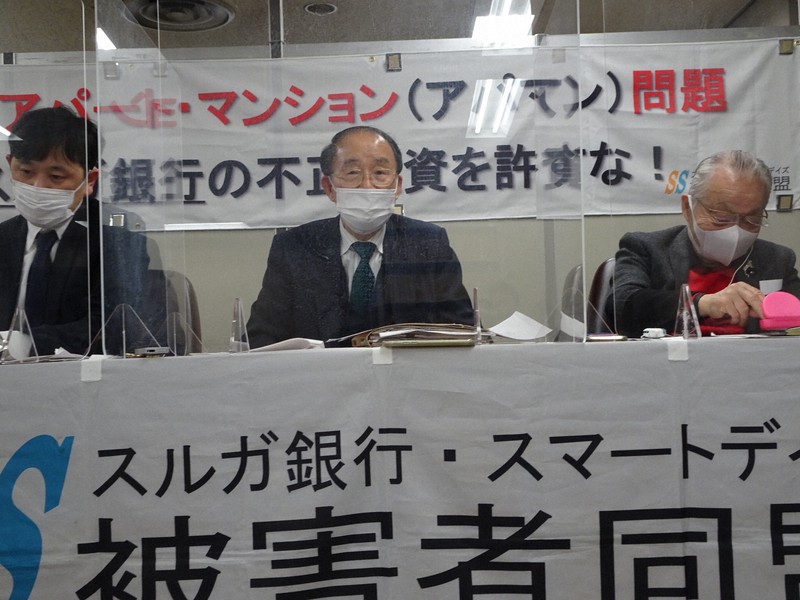 記者会見する弁護団。左が村上一也弁護士=東京都千代田区で3月1日、今沢真撮影