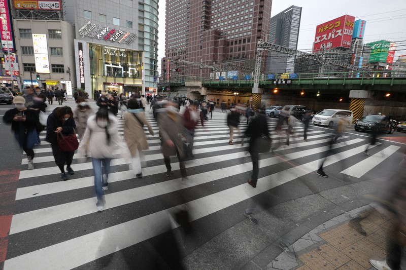 マスクをして東京都心の繁華街を行き交う人々。新型コロナウイルスの影響で経済が落ち込む中、失業や賃金減少で生活が追い詰められる人が増えている=2020年3月30日、喜屋武真之介撮影