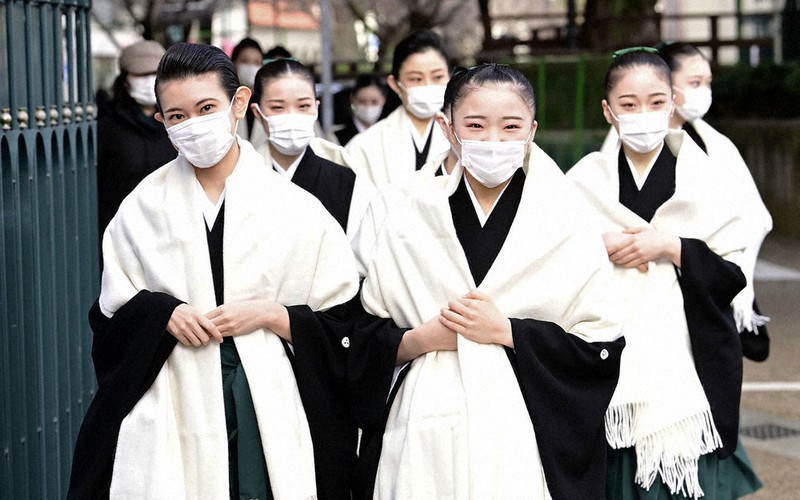 宝塚音楽学校の卒業式に向かう卒業生=兵庫県宝塚市で2021年3月3日午前8時42分、藤井達也撮影