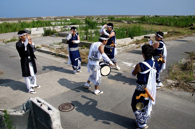 鈴木渉さんが2013年8月に福島県いわき市久之浜町で撮影した「じゃんがら念仏踊り」=鈴木さん提供