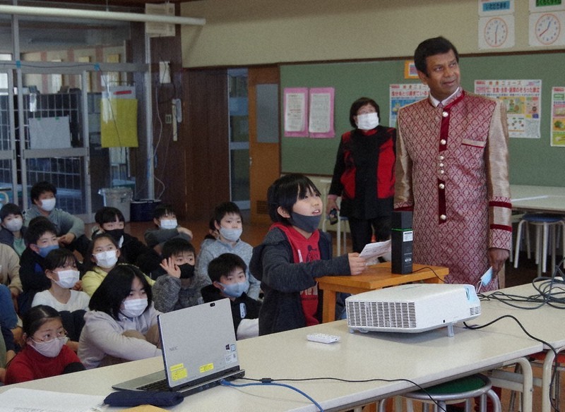 オンラインでバングラデシュの子どもたちと会話する5年生とエラヒさん(右)=新潟県長岡市立中之島中央小で2021年2月25日、新井敦撮影