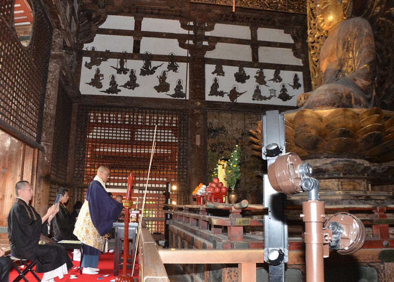 「関白忌」で導師を務めた神居文彰住職(右)の前には、コロナ禍収束や東日本大震災復興を祈願する卒塔婆も立てられた=京都府宇治市の平等院鳳凰堂で、鈴木健太郎撮影