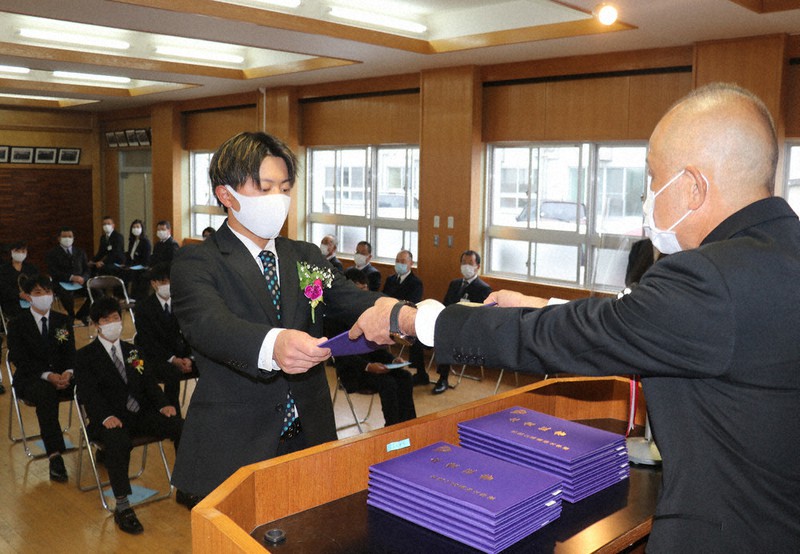 県農林大学校 １５人が巣立つ 規模縮小で卒業式 かつらぎ 和歌山 毎日新聞