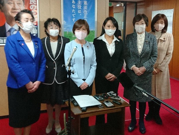 女性活躍に向けた提言を二階俊博幹事長に提出後、記者団の取材に応じる「自民党女性議員飛躍の会」のメンバー=党本部で2月15日、遠藤修平撮影