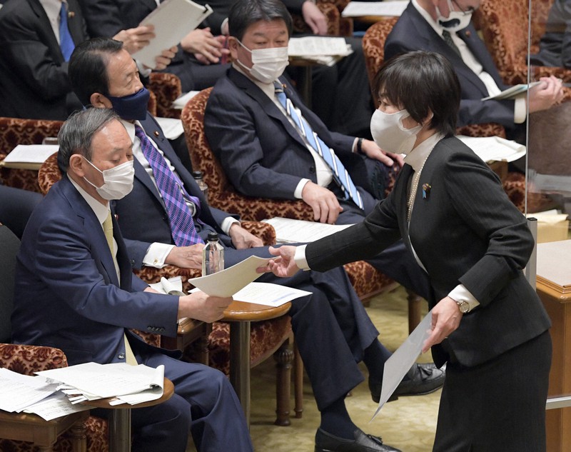 参院予算委員会で立憲民主党の森裕子氏(右)から資料を受け取る菅義偉首相=国会内で2021年3月3日午前9時58分、竹内幹撮影