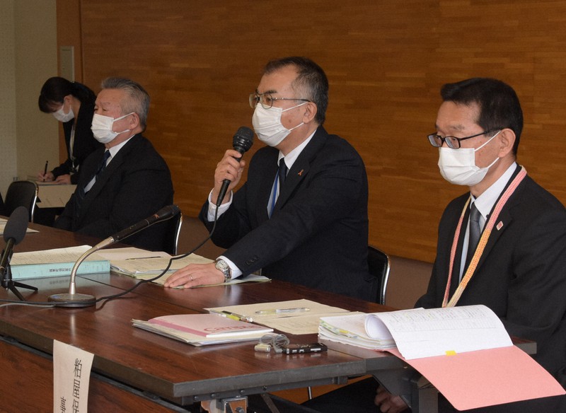 死亡した碇翔士郎ちゃんへの対応について説明する福岡児童相談所の森本浩所長（右から2人目）ら＝福岡県篠栗町で2021年3月3日午前10時25分、一宮俊介撮影