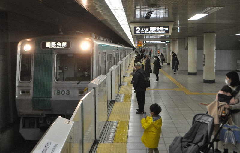 毎週金曜日に終電を繰り下げる「コトキン・ライナー」の運行を休止する京都市営地下鉄=京都市中京区の烏丸御池駅で2021年2月5日午後3時10分、小田中大撮影