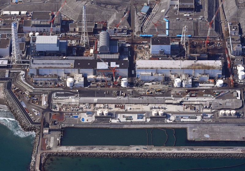 事故発生からまもなく10年を迎える福島第1原発の(右から)1~4号機=福島県大熊町で2021年2月13日午前11時43分、本社ヘリから手塚耕一郎撮影