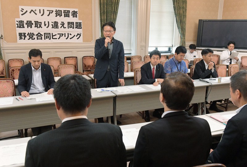 シベリア抑留者の遺骨を厚生労働省が外国人のものと取り違えて持ち帰っていた問題についての野党合同ヒアリングで質疑を交わす議員たち(奥)と厚生労働省の担当者たち(手前)=国会内で2019年9月20日、川田雅浩撮影