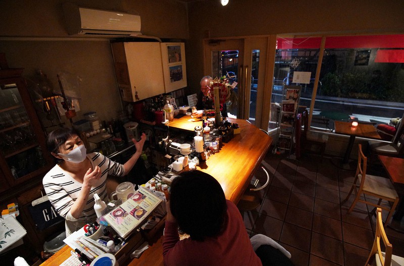 通常なら客でにぎわうカフェバーも閑散としていた=東京都目黒区で2021年3月3日午後7時37分、玉城達郎撮影