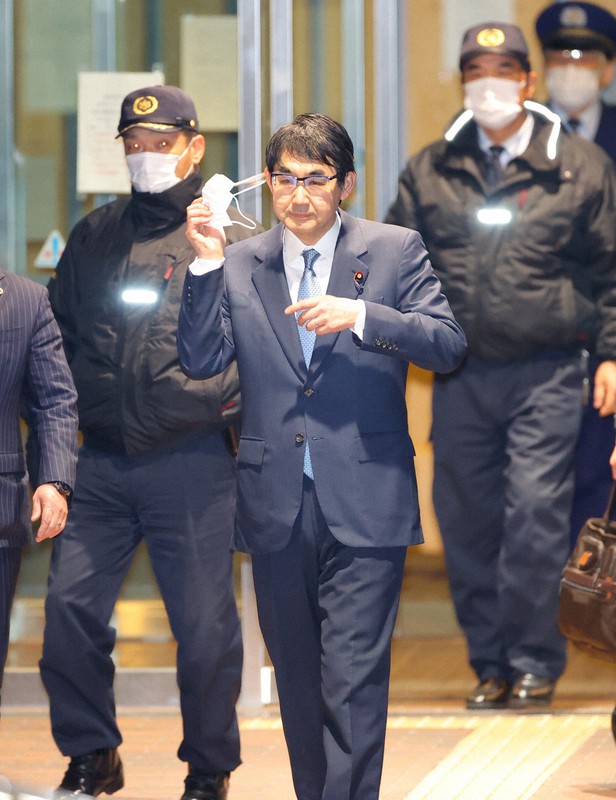 保釈され東京拘置所を出る河井克行被告＝東京・小菅で2021年3月3日午後9時5分、長谷川直亮撮影