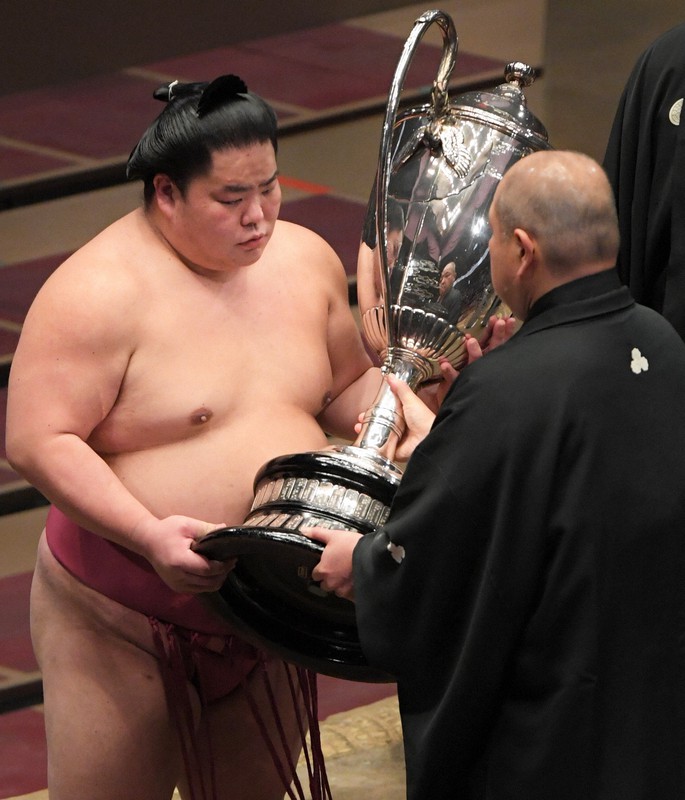 大相撲初場所で初優勝し、八角理事長(元横綱・北勝海)から賜杯を授与される大栄翔=東京・両国国技館で2021年1月24日、西夏生撮影