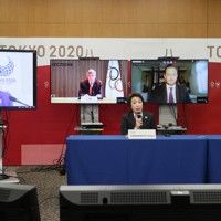 東京オリンピック・パラリンピックに向けた5者協議であいさつする大会組織委員会の橋本聖子会長（中央）＝東京都中央区で2021年3月3日午後6時43分（代表撮影）　