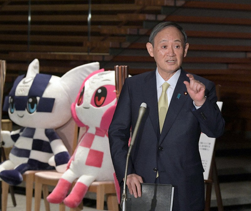 首都圏4都県に発令中の緊急事態宣言について、2週間程度延長する意向を表明した菅義偉首相=首相官邸で3日、竹内幹撮影