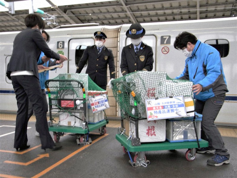 新大阪駅に新幹線で運ばれた鹿児島からの特産品=同駅で26日午後0時45分ごろ、高橋昌紀撮影